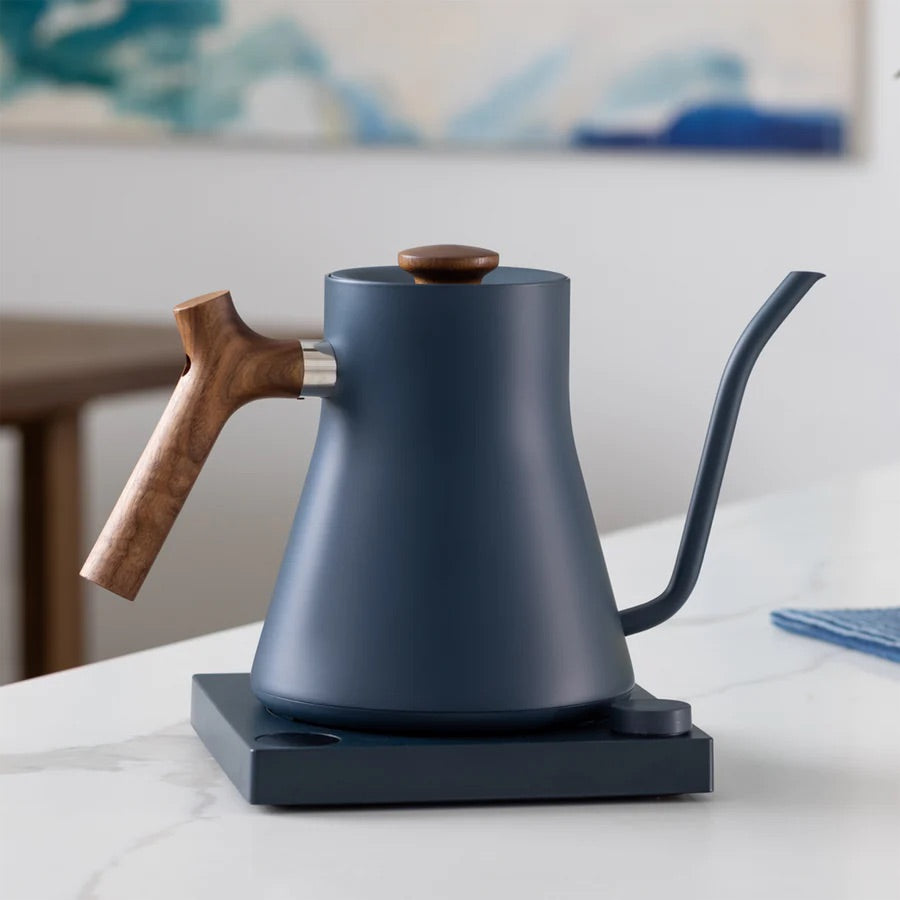 Fellow Stagg EKG Wasserkocher elektrisch, Stone Blue + Walnut 0,9 l