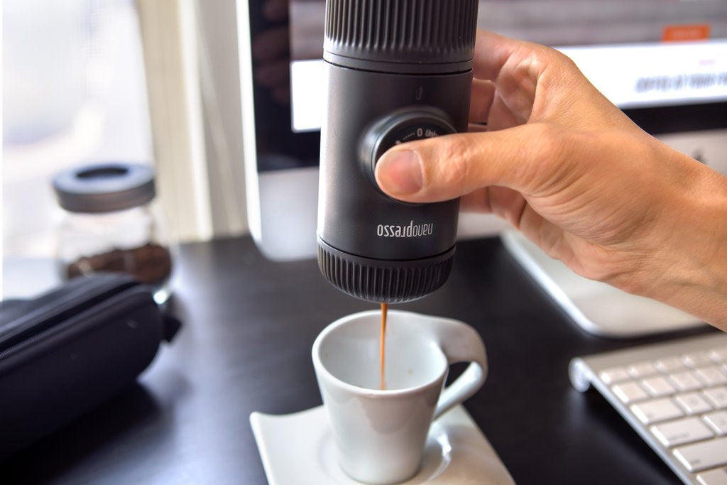 Wacaco Nanopresso tragbare Espressomaschine im Büro