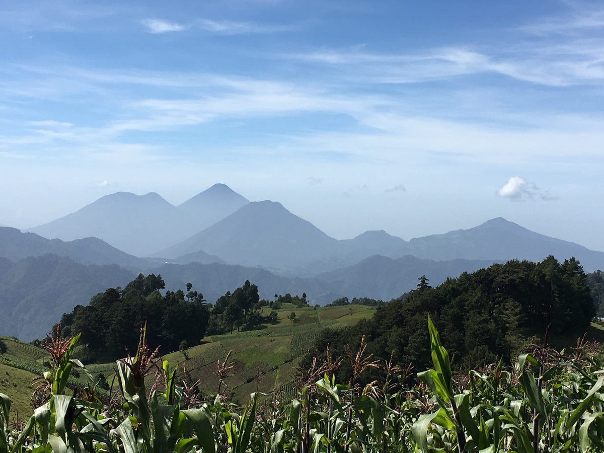 Guatemala Landschaft mit Himmelblau und Bergen