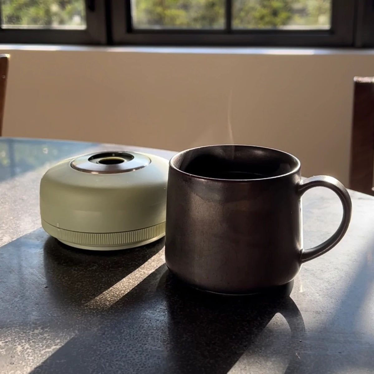 Palmpress mit Kaffeetasse