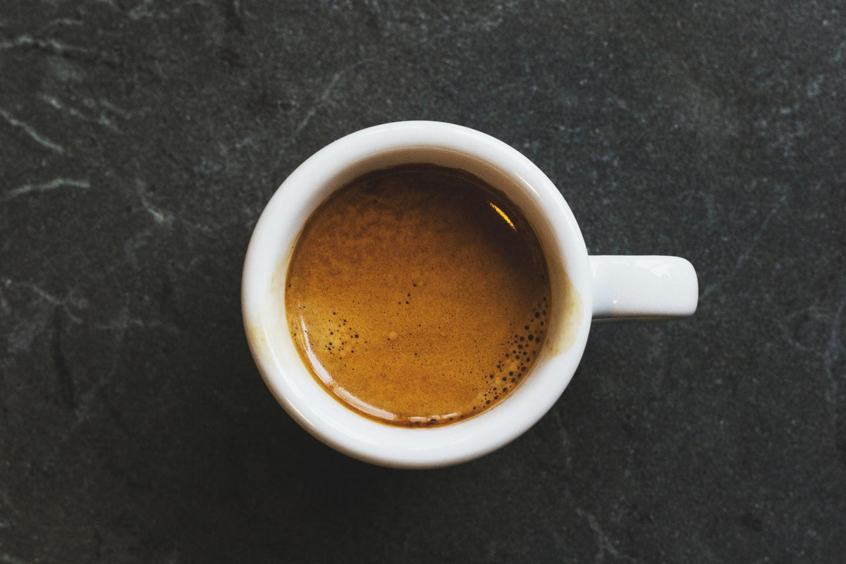 Espresso in einer Tasse mit Crema auf einem Tisch