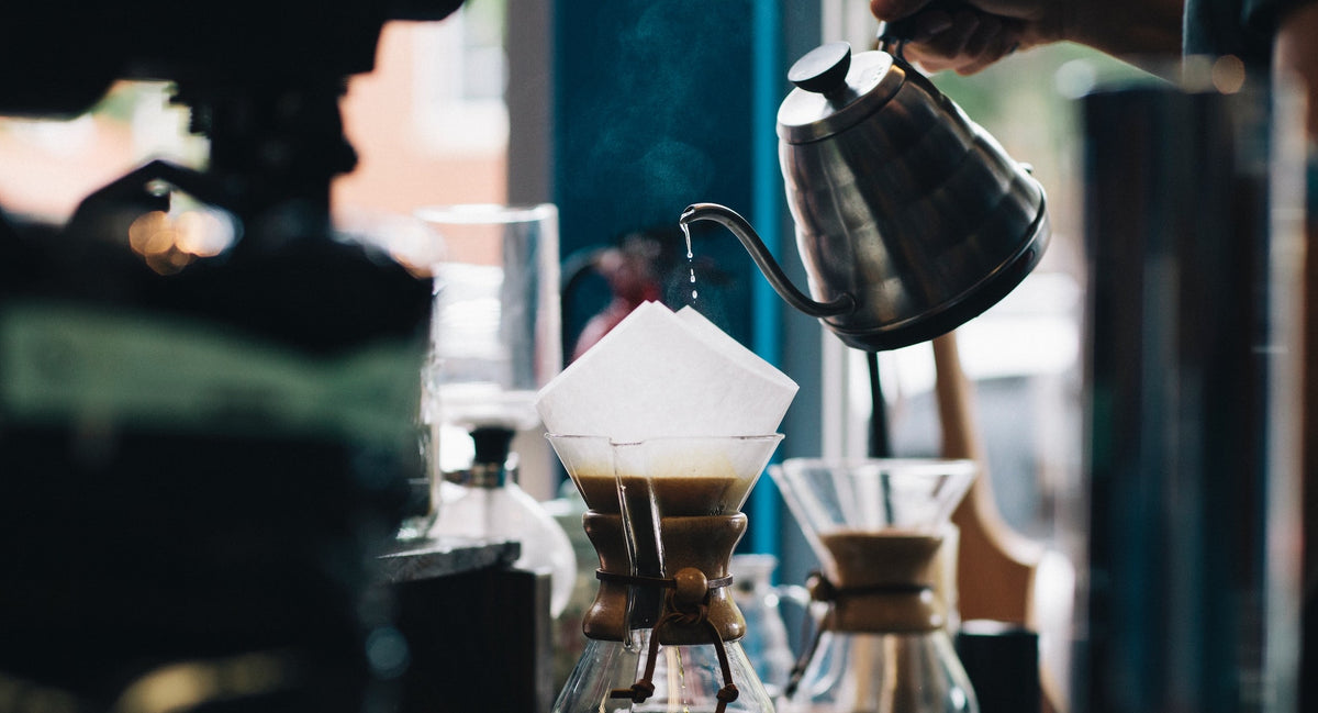 Kaffeezubereitung mit Wasserkessel und Chemex Karaffe