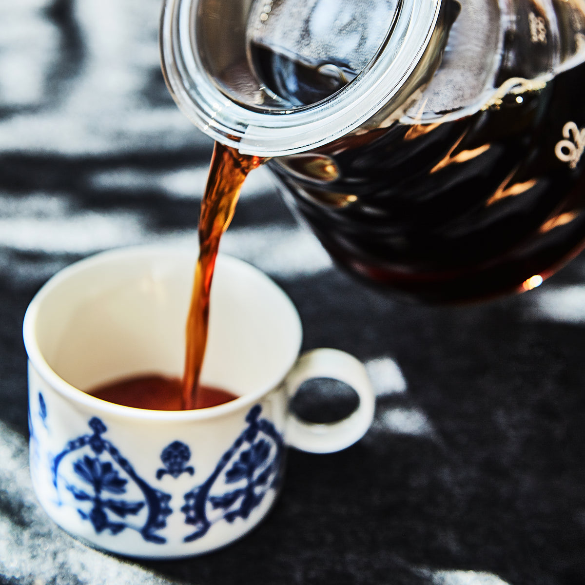Hario Glaskanne mit Kaffeetasse