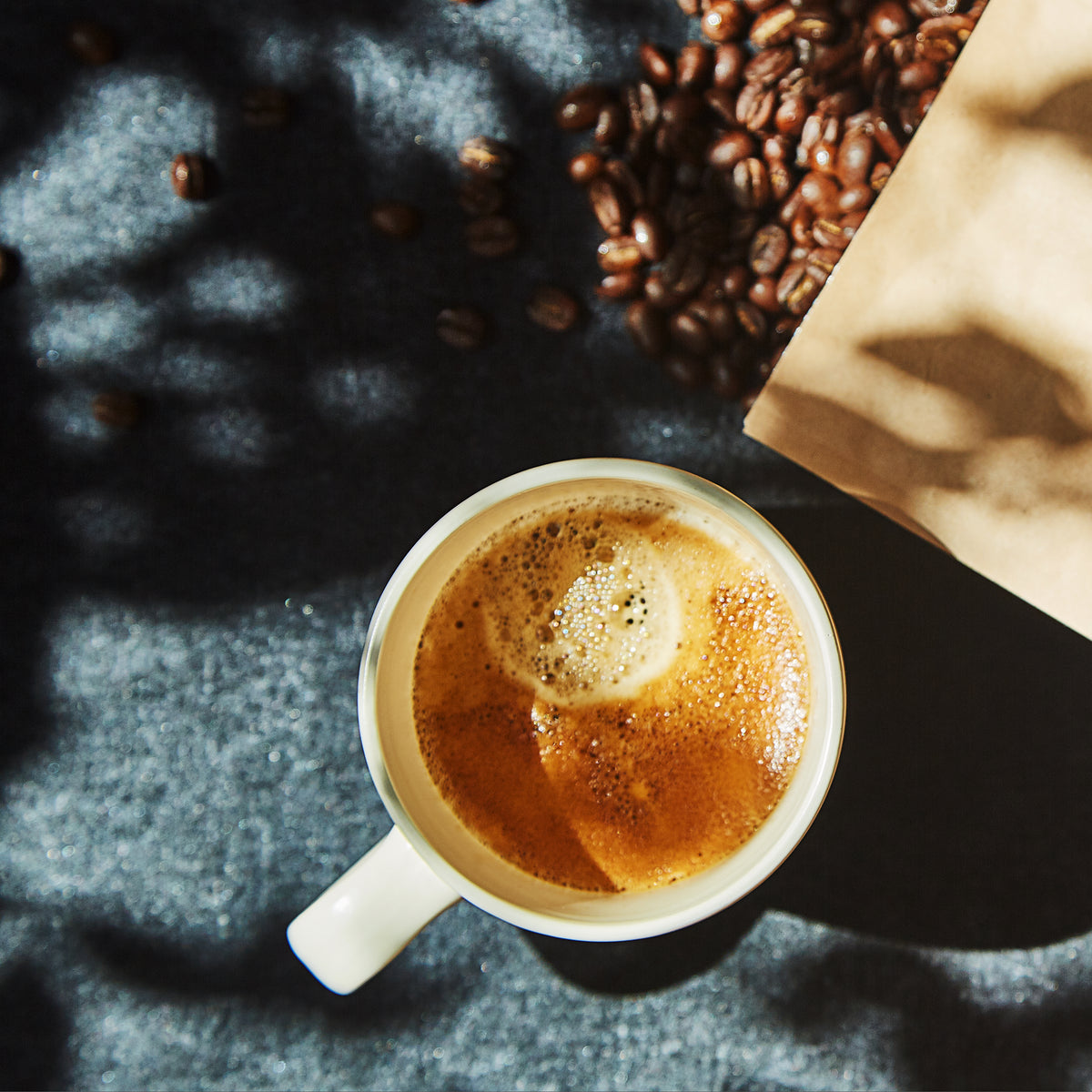 CAPTN Coffee Kaffeebohnen mit Tasse Filterkaffee