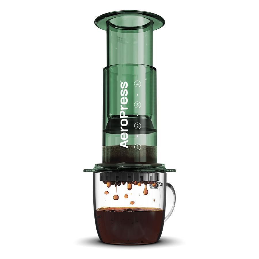 AeroPress Clear Kaffeebereiter Clear Green mit Tasse