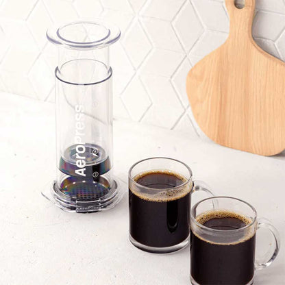 AeroPress XL Clear Coffee Maker Kaffeebereiter, inkl. Karaffe + Papierfiltern, mit zwei Kaffeebechern aus Glas