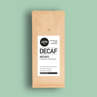 Decaf Kaffee Beutel auf Mint-grünem Hintergrund