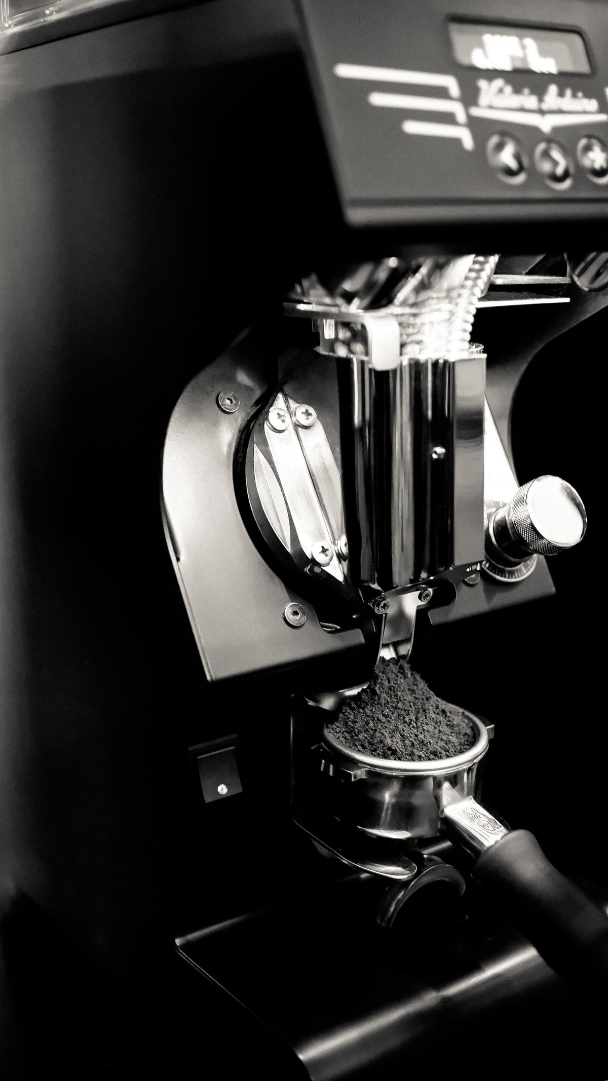 Elektrische Mühle Nahaufnahme vom Mahlgut