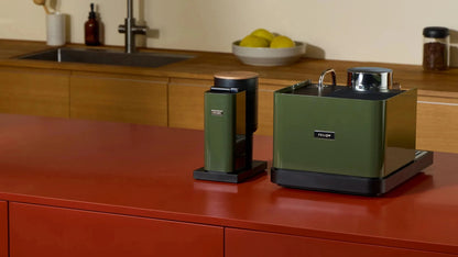 Fellow Opus 2 Kaffeemhle Woodland Green mit anderen Küchengeräten