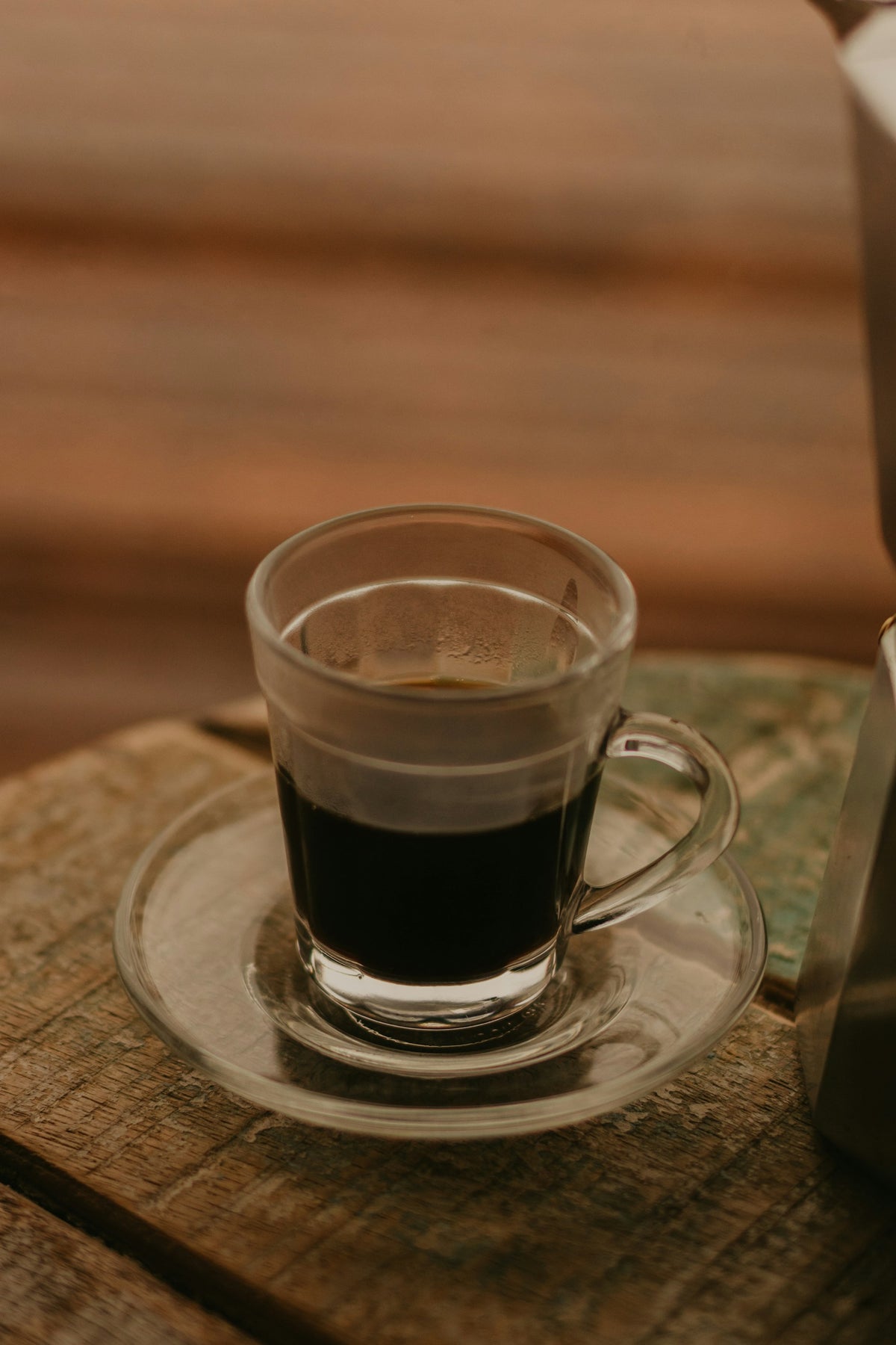 Filterkaffee in Glastasse auf Holztisch