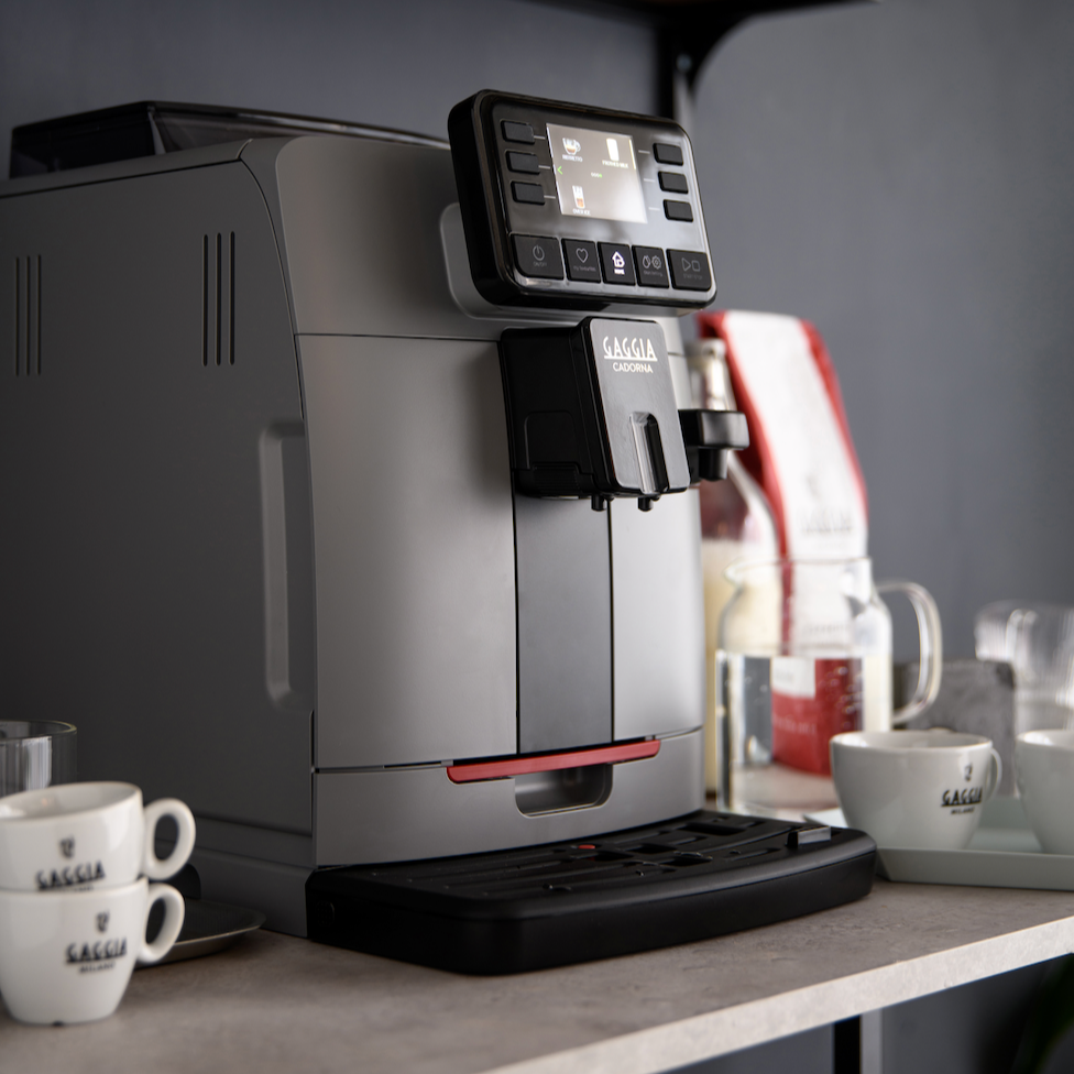 Gaggia Cadorna Prestige Over Ice Kaffeevollautomat Moonlight Grey, Seitenansicht Lifestyle Bild
