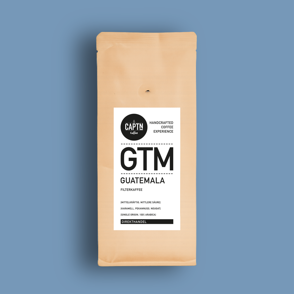 Guatemala Kaffee Beutel auf blauem Hintergrund