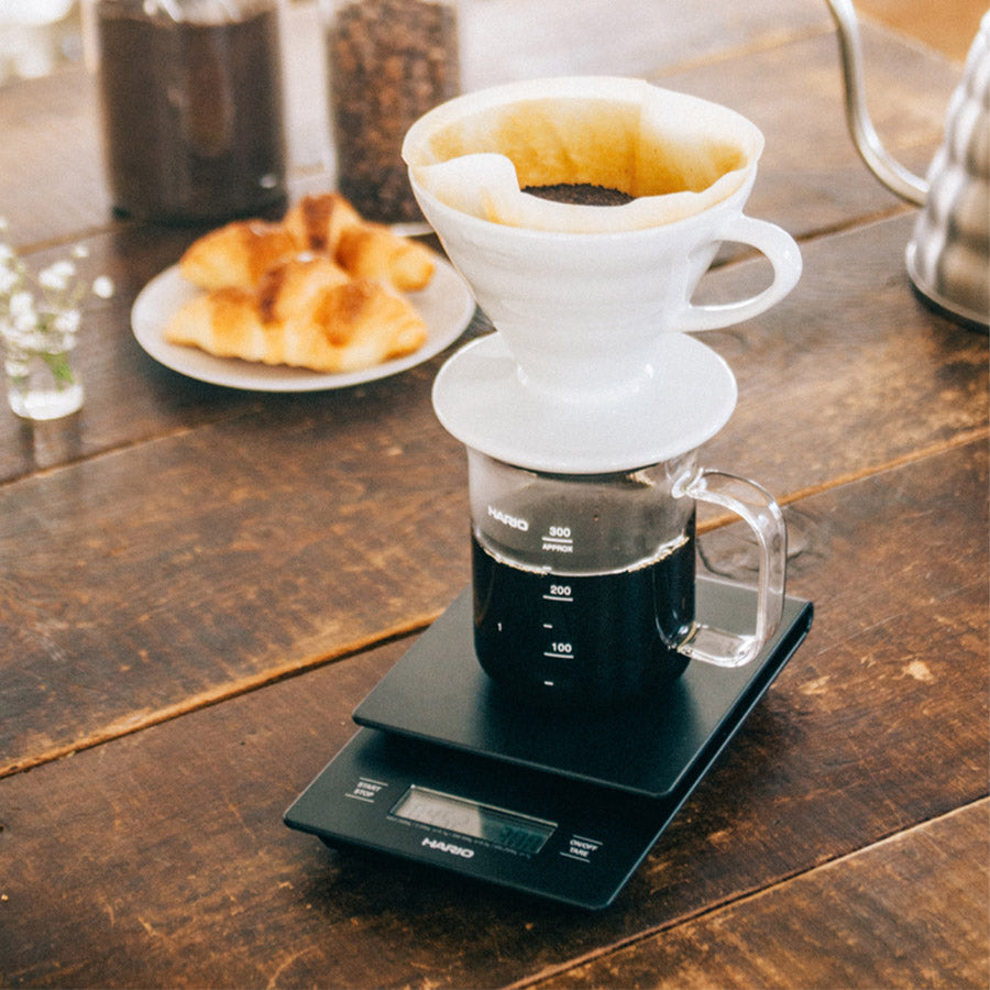 Hario V60 Drip Scale bei der Pour-Over Kaffeezubereitung