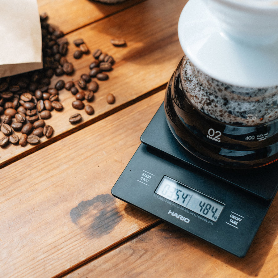 Hario V60 Drip Scale beim Wiegen von Filterkaffee