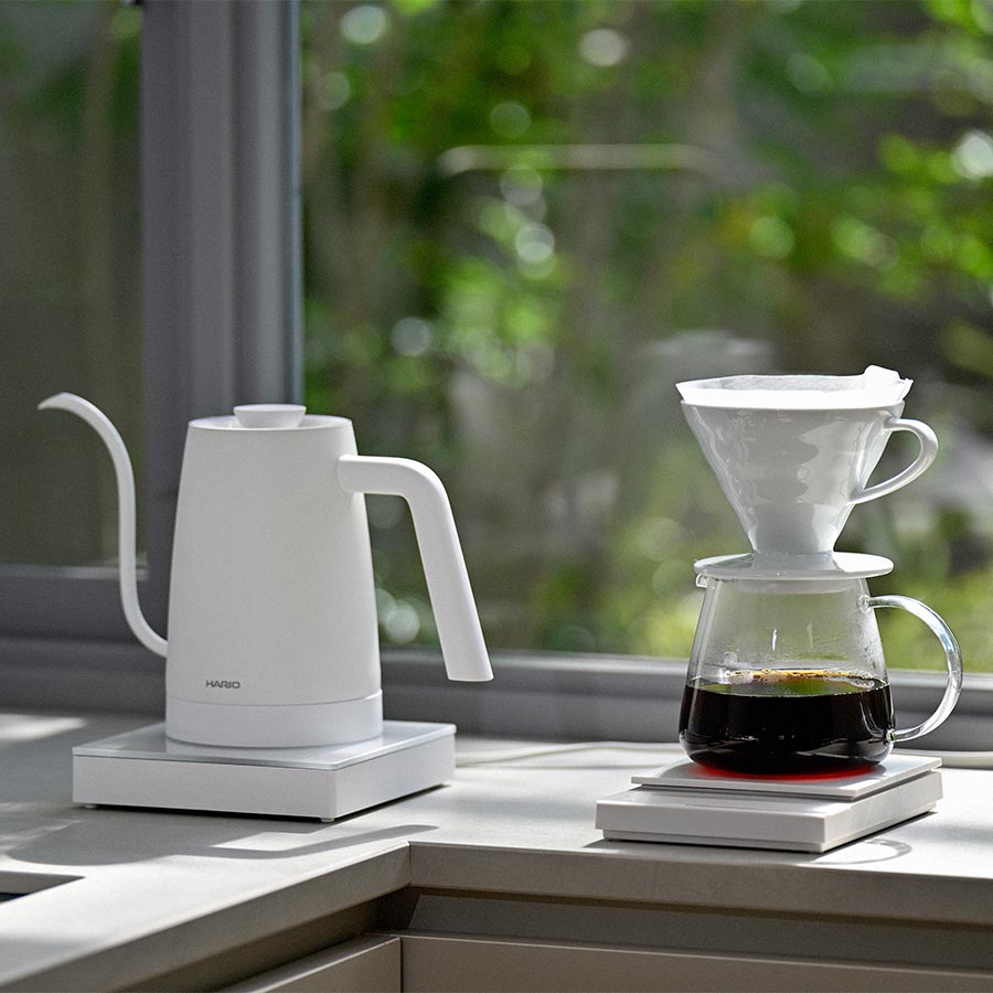 Hario Lyra elektrischer Wasserkocher 0,8 l Weiß neben Hario Polaris Scale weiß, V60 Dripper und Glaskanne