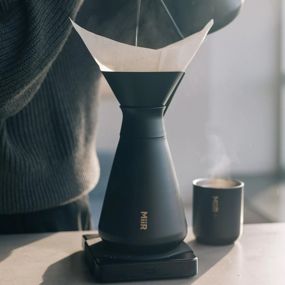 MiiR New Standard Carafe bei der Pour-Over Kaffeezubereitung