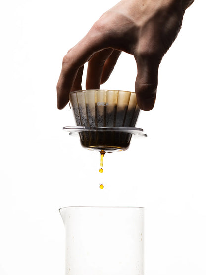 OREA O1 Dripper Smoke Black bei der Filterkaffee-Zubereitung