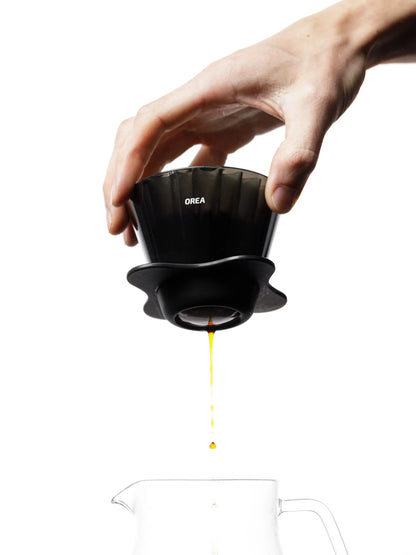 OREA O2 Dripper Darth Black beim Abtropfen von Filterkaffee