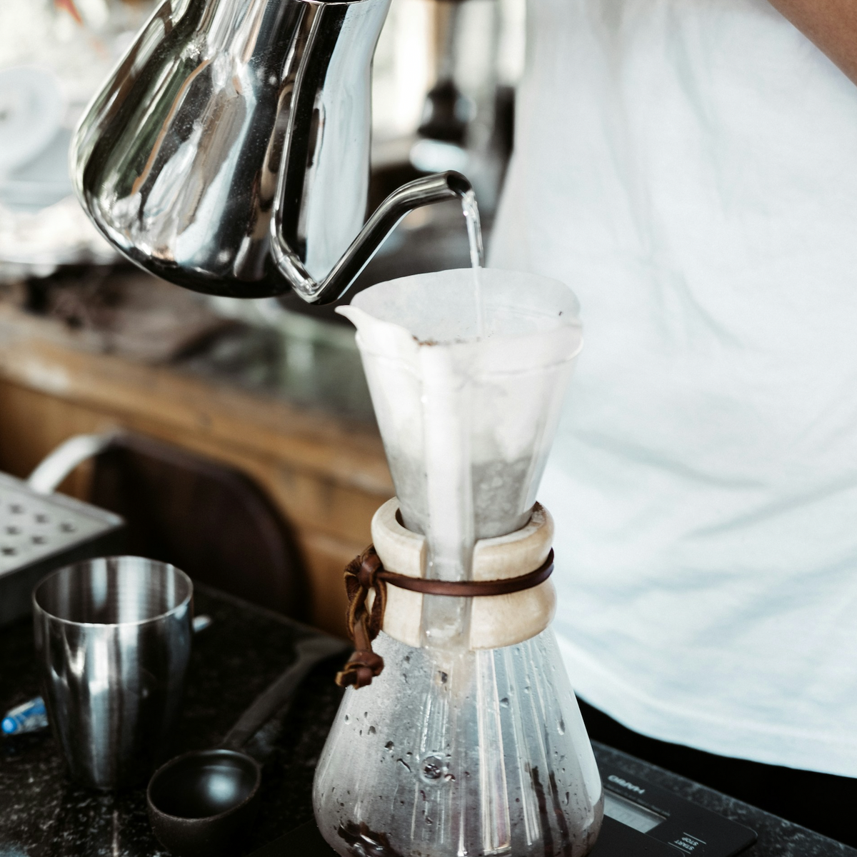 Chemex Kaffeezubereitung mit einem Fellow Stagg in Chrom