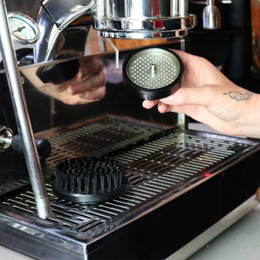 Rhino Screen Driver Plus Reinigungstool für Espressomaschinen, Anwendung Duschsieb abmontieren