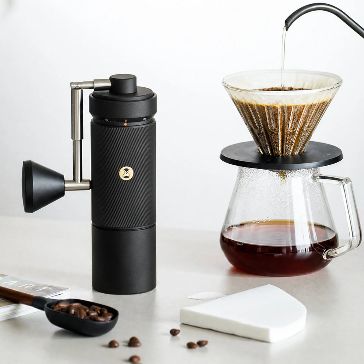 Timemore Chestnut S5 Pro Handkaffeemühle bei der Pour-Over Kaffeezubereitung