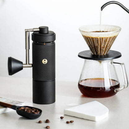 Timemore Chestnut S5 Pro Handkaffeemühle bei der Pour-Over Kaffeezubereitung