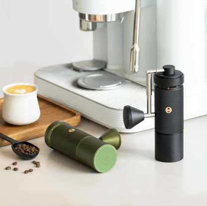 Timemore Chestnut S5 Pro Handkaffeemühlen in Grün und Schwarz neben Espressomaschine