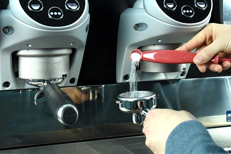 Reinigung Siebträger mit Urnex Scoopz