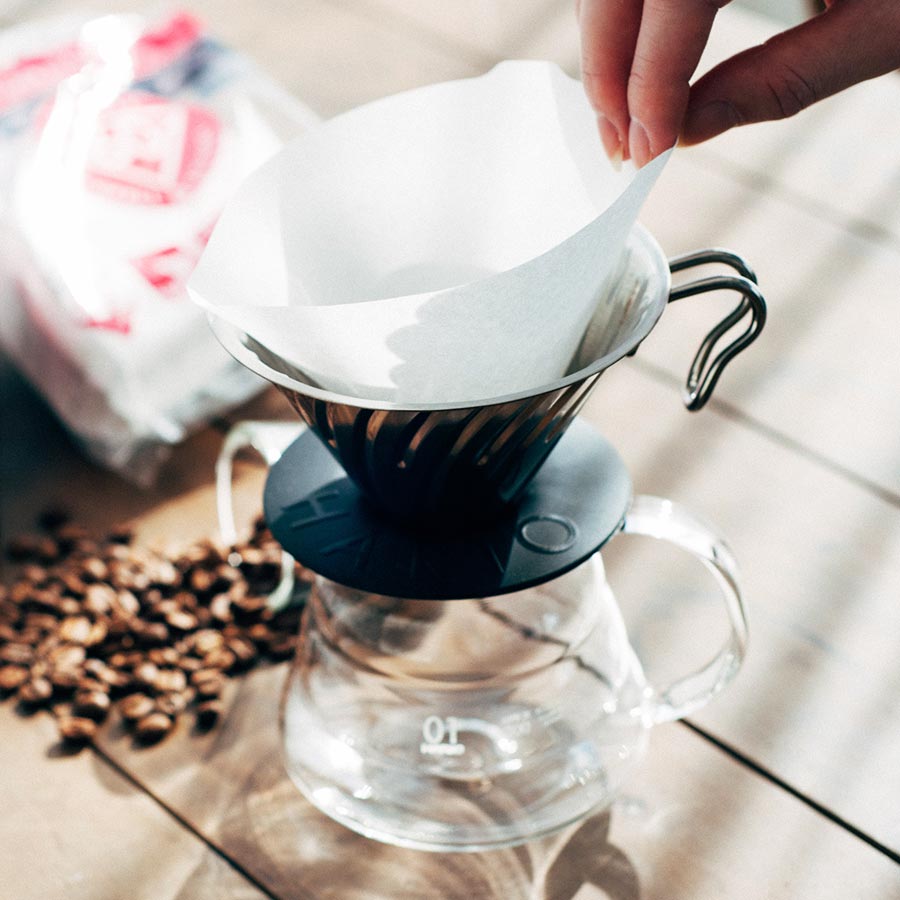 Hario V60 Filterpapier 01 beim Einsetzen in einen V60 Dripper