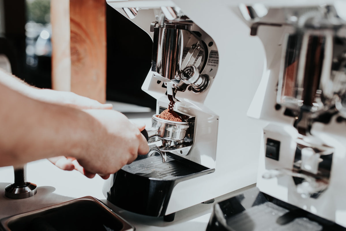 Elektrische Kaffeemühle mit Auffang für Siebträger
