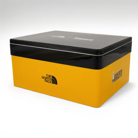 Limitierte The North Face x Bialetti Metallbox im gelb-schwarzen Outdoor-Design