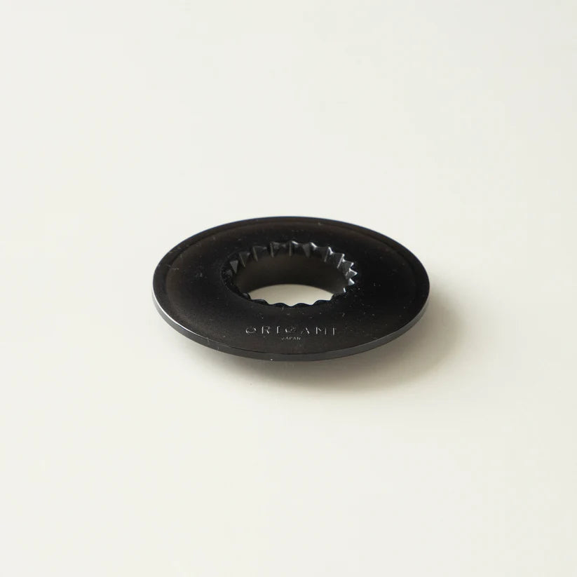 Schwarzer ORIGAMI AS Dripper Holder aus seitlicher Perspektive