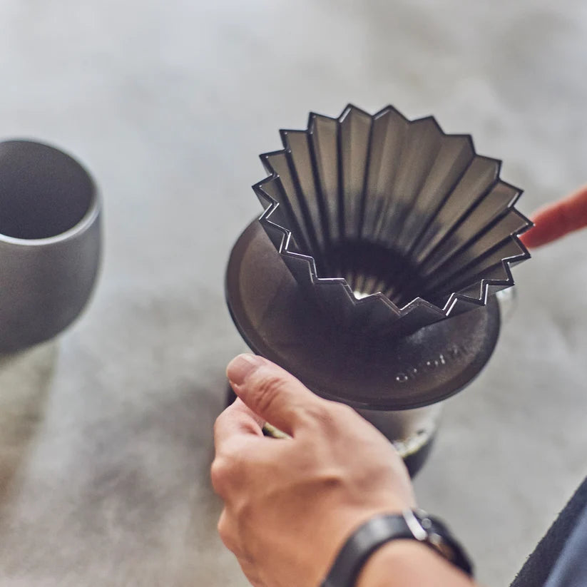 Pour-Over Kaffeezubereitung mit ORIGAMI Dripper und schwarzem AS Dripper Holder