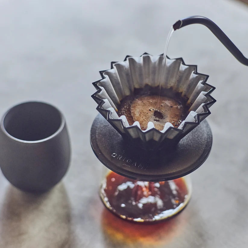 ORIGAMI Dripper im schwarzen AS Dripper Holder auf einer Kaffeekaraffe