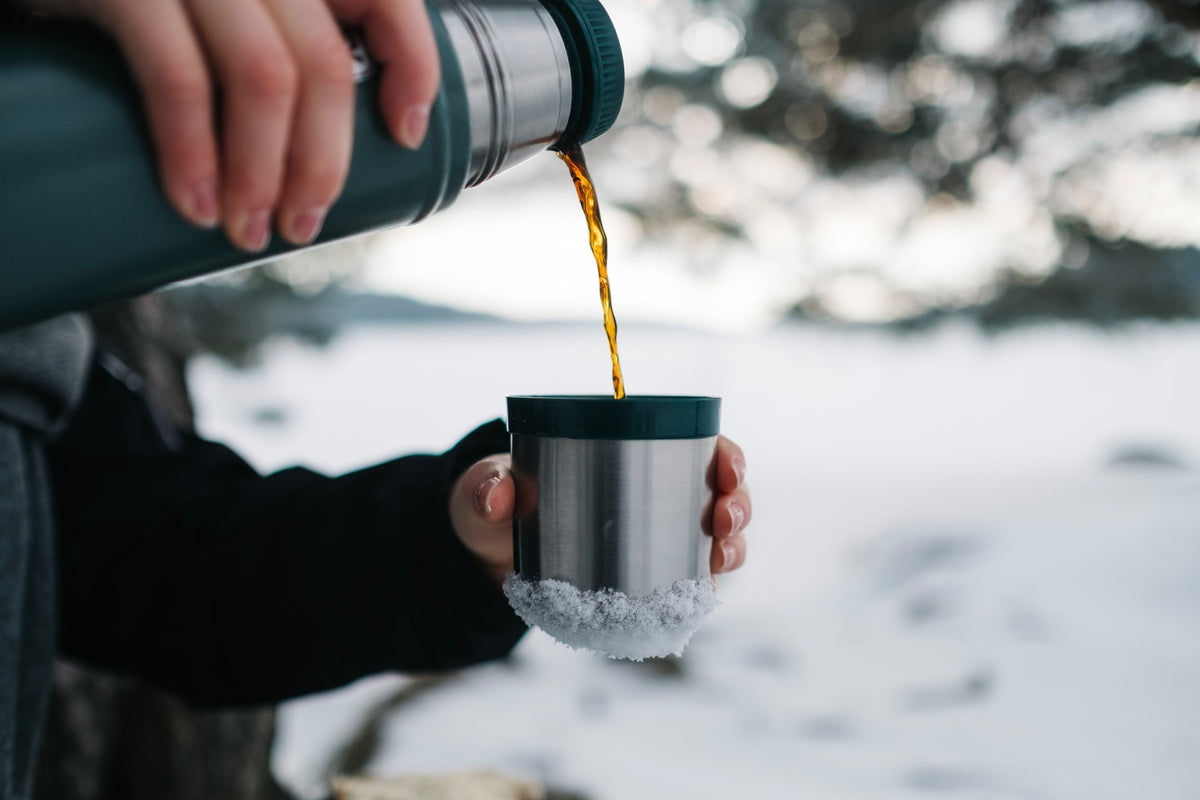 Thermoskanne mit heißem Getränk