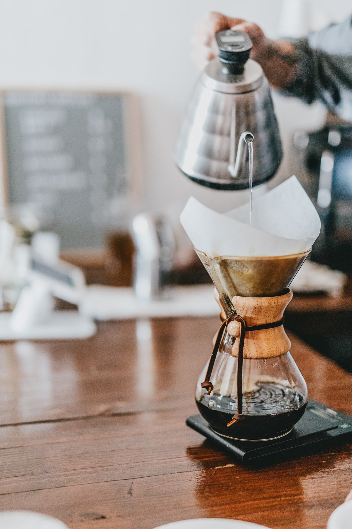 Kaffee brühen mit Chemex Karaffe mit Holzmanschette, Kaffeewaage und Hario Wasserkoch