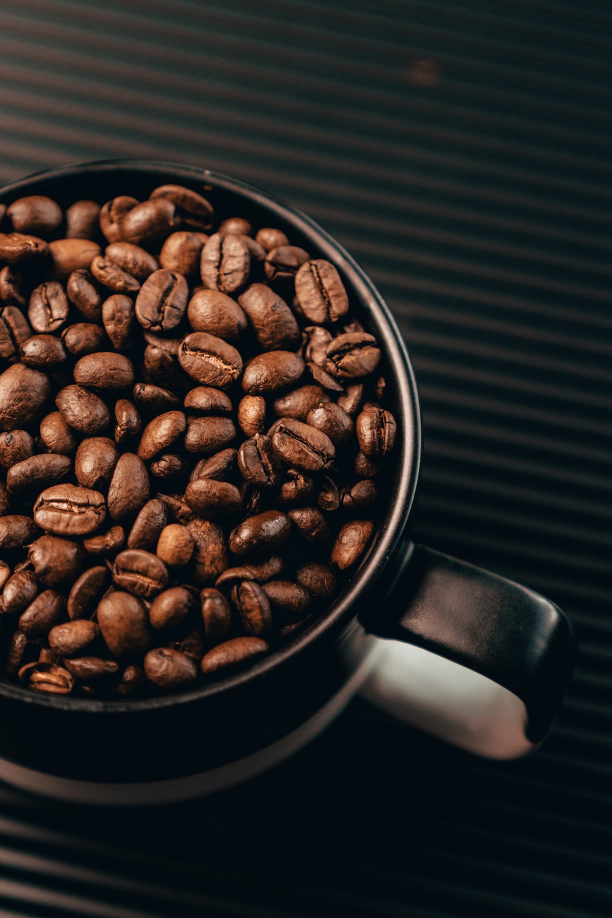 Tasse mit Kaffeebohnen