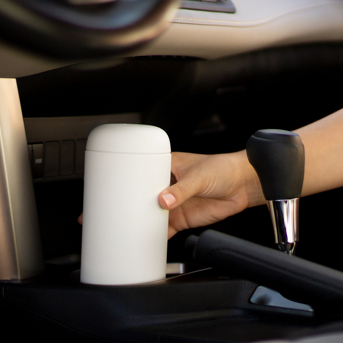 Fellow Thermobecher Carter Move Mug im Auto-Getränkehalter