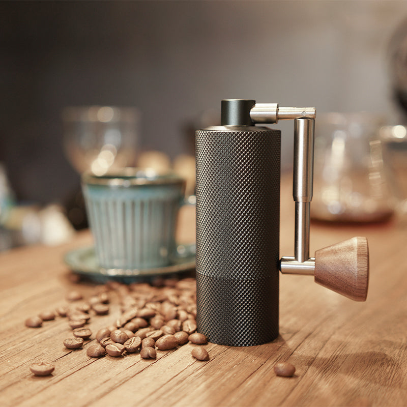 Timemore Chestnut Nano Kaffeemühle mit Kaffeebohnen und Kaffeetasse