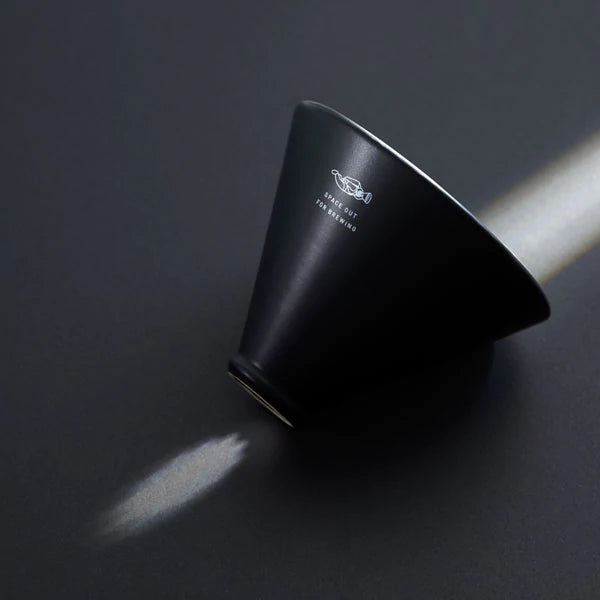 Pourx oura Coffee Dripper Handfilter Space Black von der Seite